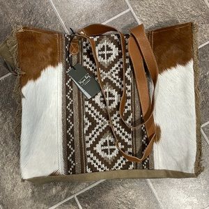 Tribal Myra Bag Cowhide Canvas
Rug & Leather Weekender Travel XL
Aztec boho